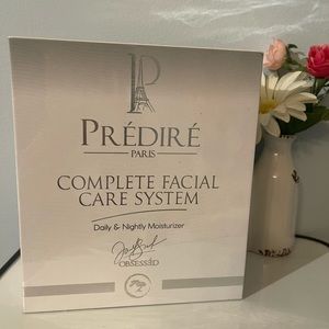 Prédire Paris- COMPLETE FACIAL CARE SYSTEM